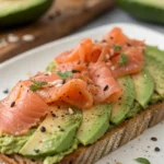 A delicious plate of tosta de aguacate y salmón ahumado